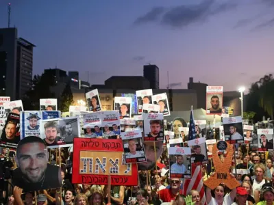 Crowds gather at Hostage Square in support of hostage families calling for an immediate deal to release the Gaza captives, August 9, 2025. (photo credit: LIOR ROTSTEIN)
