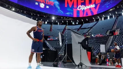 Los Angeles Clippers forward Kawhi Leonard (2) and guard Chris Paul (3) pose during the NBA basketball team's media day Monday, Sept. 29, 2025, in Inglewood, Calif. (AP Photo/Eric Thayer)