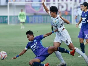 Aksi penyerang sayap Persib Ryan Kurnia (putih) dalam upaya melewati bek Persita Tangerang M Toha dalam laga pekan ke-33 Liga 1 2024-2025, Jumat (16/5/2025) di Indomilk Arena.