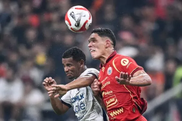 Pesepak bola Persija Jakarta Van Basty Sousa (kanan) berebut bola dengan pesepak bola Persita Tangerang Eber Bessa (kiri) pada pertandingan BRI Super League di Jakarta International Stadium (JIS), Jakarta, Minggu (10/8/2025). Persija Jakarta menang atas Persita Tangerang dengan skor 4-0. ANTARA FOTO/Fauzan/wpa.