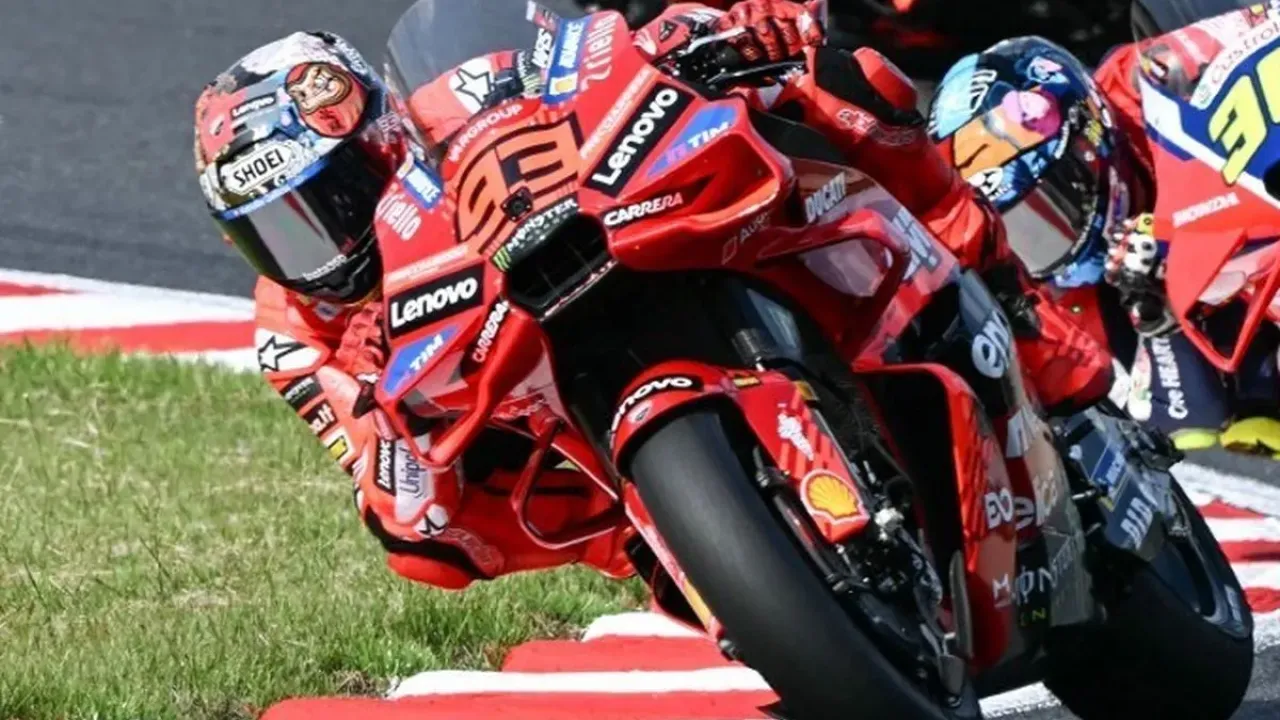 Pebalap Ducati Lenovo Team, Marc Marquez, beraksi dalam balapan MotoGP Jepang 2025 di Mobility Resort Motegi di Motegi, prefektur Tochigi pada 28 September 2025. (Foto oleh Toshifumi KITAMURA / AFP)