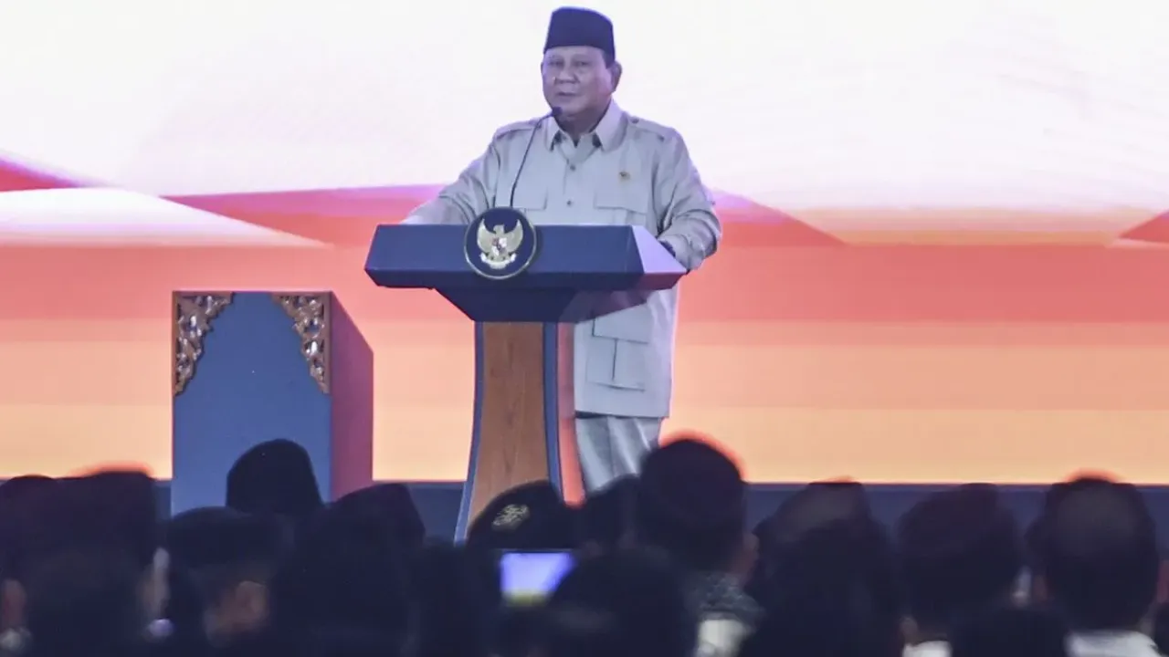 Presiden Prabowo Subianto berpidato saat menghadiri penutupan Musyawarah Nasional (Munas) VI Partai Keadilan Sejahtera (PKS) di Jakarta, Senin (29/9/2025). Munas VI PKS tersebut mengusung tema Kokoh Bersama, Majukan Indonesia. ANTARA FOTO/Hafidz Mubarak A/bar