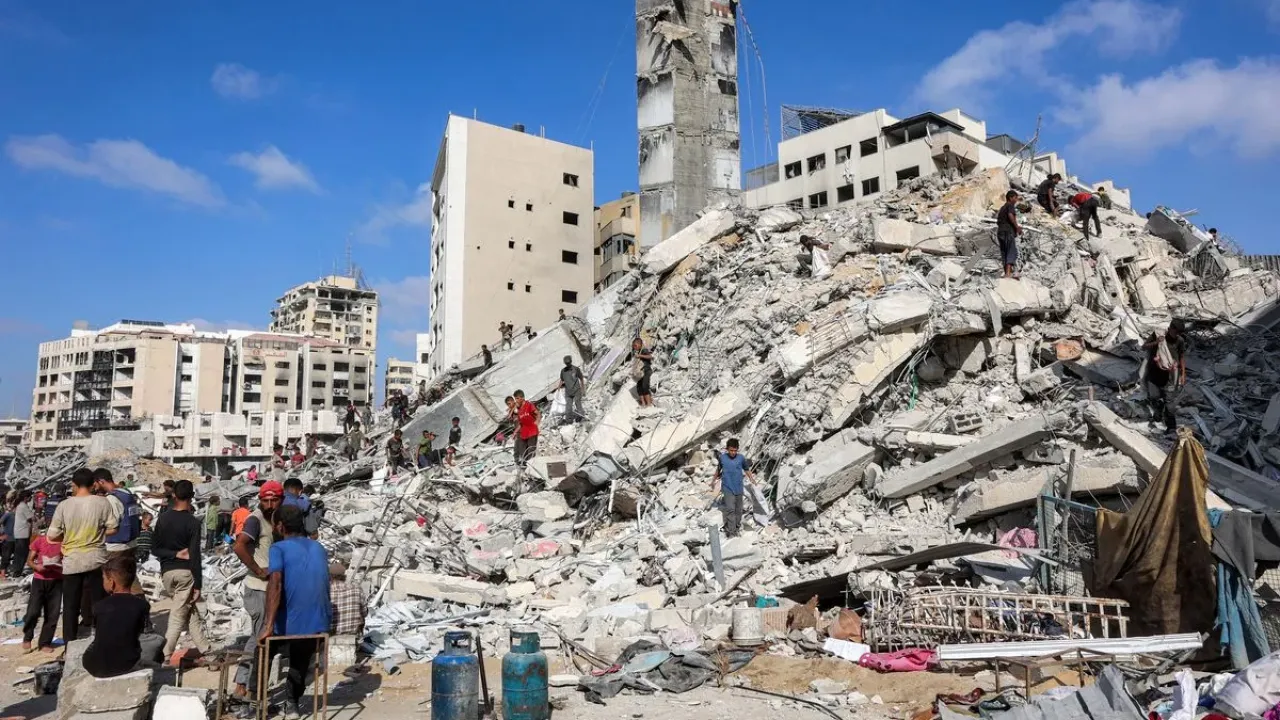 Orang-orang mencari barang-barang yang dapat diselamatkan di tumpukan puing di lokasi runtuhnya Menara Sussi, yang dihancurkan oleh militer Israel, di Kota Gaza pada Sabtu (6/9/2025).