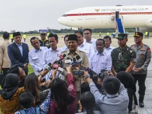 Presiden Prabowo Subianto (tengah) bersama Wapres Gibran Rakabuming Raka (ketiga kiri) didampingi jajaran kabinet Merah Putih memberikan keterangan kepada wartawan saat tiba di Pangkalan Udara TNI AU Halim Perdanakusuma, Jakarta, Sabtu (27/9/2025). Prabowo Subianto kembali ke tanah air setelah menyampaikan pidato pada sidang umum Perserikatan Bangsa-bangsa (PBB) di New York serta melakukan kunjungan kenegaraan ke negara Jepang, Kanada dan Belanda. 