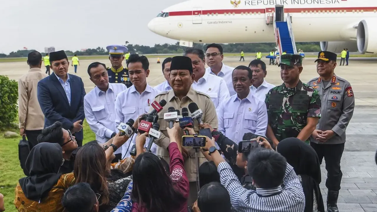 Presiden Prabowo Subianto (tengah) bersama Wapres Gibran Rakabuming Raka (ketiga kiri) didampingi jajaran kabinet Merah Putih memberikan keterangan kepada wartawan saat tiba di Pangkalan Udara TNI AU Halim Perdanakusuma, Jakarta, Sabtu (27/9/2025). Prabowo Subianto kembali ke tanah air setelah menyampaikan pidato pada sidang umum Perserikatan Bangsa-bangsa (PBB) di New York serta melakukan kunjungan kenegaraan ke negara Jepang, Kanada dan Belanda. 