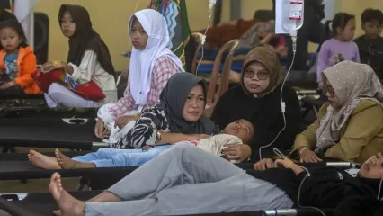 Siswa korban keracunan usai menyantap menu makan bergizi gratis (MBG) menjalani perawatan medis di Posko Penanganan di Kantor Kecamatan Cipongkor, Kabupaten Bandung Barat, Jawa Barat, Selasa (23/9/2025). Berdasarkan data dari posko penanganan hingga Selasa (23/9) pukul 07.00 WIB sebanyak 352 siswa dan orang tua mengalami keracunan yang diduga akibat menyantap hidangan makan bergizi gratis pada (22/9). 