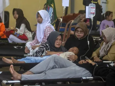 Siswa korban keracunan usai menyantap menu makan bergizi gratis (MBG) menjalani perawatan medis di Posko Penanganan di Kantor Kecamatan Cipongkor, Kabupaten Bandung Barat, Jawa Barat, Selasa (23/9/2025). Berdasarkan data dari posko penanganan hingga Selasa (23/9) pukul 07.00 WIB sebanyak 352 siswa dan orang tua mengalami keracunan yang diduga akibat menyantap hidangan makan bergizi gratis pada (22/9). 