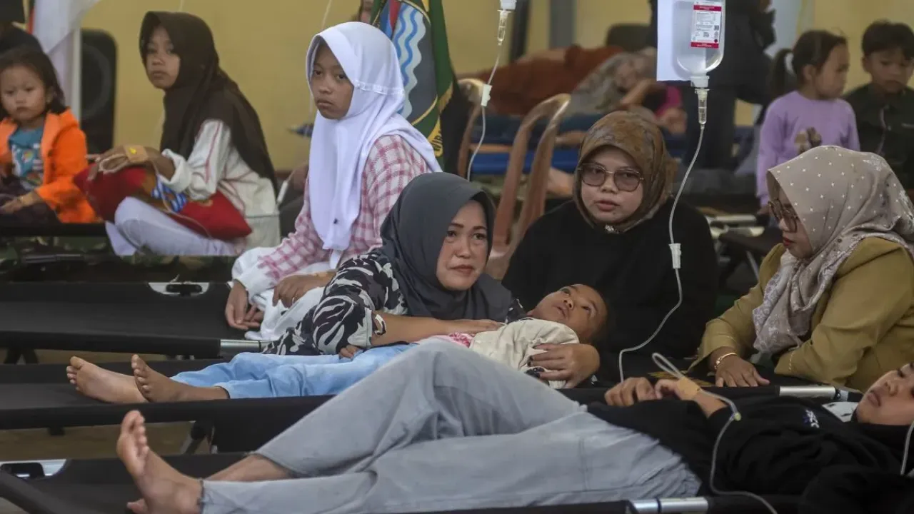 Siswa korban keracunan usai menyantap menu makan bergizi gratis (MBG) menjalani perawatan medis di Posko Penanganan di Kantor Kecamatan Cipongkor, Kabupaten Bandung Barat, Jawa Barat, Selasa (23/9/2025). Berdasarkan data dari posko penanganan hingga Selasa (23/9) pukul 07.00 WIB sebanyak 352 siswa dan orang tua mengalami keracunan yang diduga akibat menyantap hidangan makan bergizi gratis pada (22/9). 
