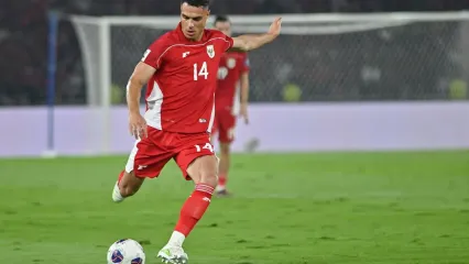 Aksi gelandang Timnas Indonesia Joey Pelupessy dalam partai Grup C Kualifikasi Piala Dunia 2026 zona Asia antara Timnas Indonesia vs China yang digelar di Stadion Utama Gelora Bung Karno pada Kamis (5/6/2025).