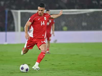 Aksi gelandang Timnas Indonesia Joey Pelupessy dalam partai Grup C Kualifikasi Piala Dunia 2026 zona Asia antara Timnas Indonesia vs China yang digelar di Stadion Utama Gelora Bung Karno pada Kamis (5/6/2025).
