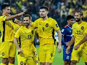 Pemain naturalisasi Timnas Malaysia, Hector Hevel (nomor 13), merayakan gol bersama rekan-rekannya pada laga Kualifikasi Piala Asia 2027 kontra Nepal di Stadion Sultan Ibrahim di Johor pada 25 Maret 2025.