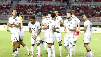 Pemain timnas Indonesia usai foto bersama jelang laga FIFA Matchday melawan Lebanon yang berakhir dengan skor 0-0 di Stadion Gelora Bung Tomo Surabaya, Jawa Timur, Senin (8/9/2025) malam.