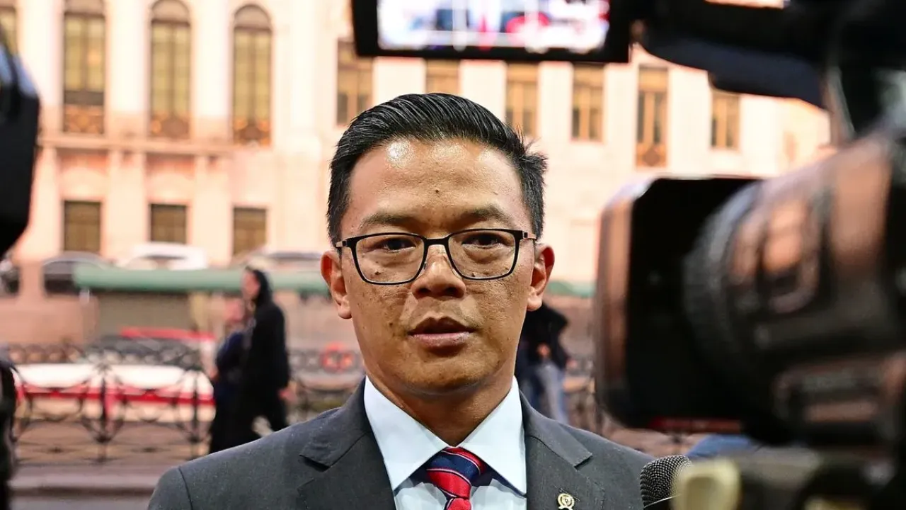 Menteri Luar Negeri (Menlu) Sugiono mengungkapkan, evakuasi warga negara Indonesia (WNI) di Iran menggunakan jalur darat, mengingat pesawat tidak bisa melintasi Iran. Keterangan ini disampaikannya kepada awak media di St. Petersburg, Rusia, Rabu (18/6/2025). 