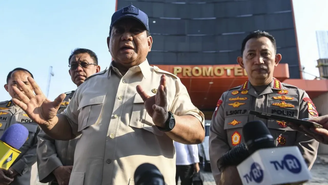 Presiden Prabowo Subianto (kiri) didampingi Kapolri Jenderal Pol. Listyo Sigit Prabowo saat menyampaikan keterangan kepada wartawan usai menjenguk polisi yang dirawat di RS Polri Kramat Jati, Jakarta, Senin (1/9/2025). Presiden Prabowo Subianto menjenguk anggota polisi yang mengalami cedera dan luka-luka akibat kericuhan saat aksi unjuk rasa di Jakarta dan meminta Kapolri untuk menaikan pangkat luar biasa kepada anggota yang terluka. ANTARA FOTO/Hafidz Mubarak A/nym. Prabowo Naikkan Pangkat Polisi Korban Kerusuhan, Apa Sulitnya Mencopot Kapolri?