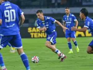 Debut bintang Timnas Indonesia Thom Haye bersama Persib Bandung berakhir dengan kemenangan 1-0 dari Persebaya Surabaya, Jumat (12/9/2025) di Stadion Gelora Bandung Lautan Api (GBLA). 