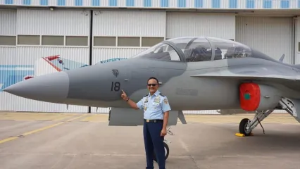 Wakil Kepala Staf Angkatan Udara (Wakasau) Marsekal Madya TNI Tedi Rizalihadi saat meninjau perkembangan pengadaan enam pesawat latih T-50i pesanan Indonesia dari Korea, Senin (29/9/2025).