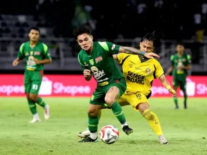 Pemain Persebaya Surabaya Gali Freitas dijaga pemain Semen Padang pada laga pekan ke-6 Super League 2025-2026 yang berakhir dengan skor 1-0 di Stadion Gelora Bung Tomo Surabaya, Jawa Timur, Jumat (19/9/2025) malam.