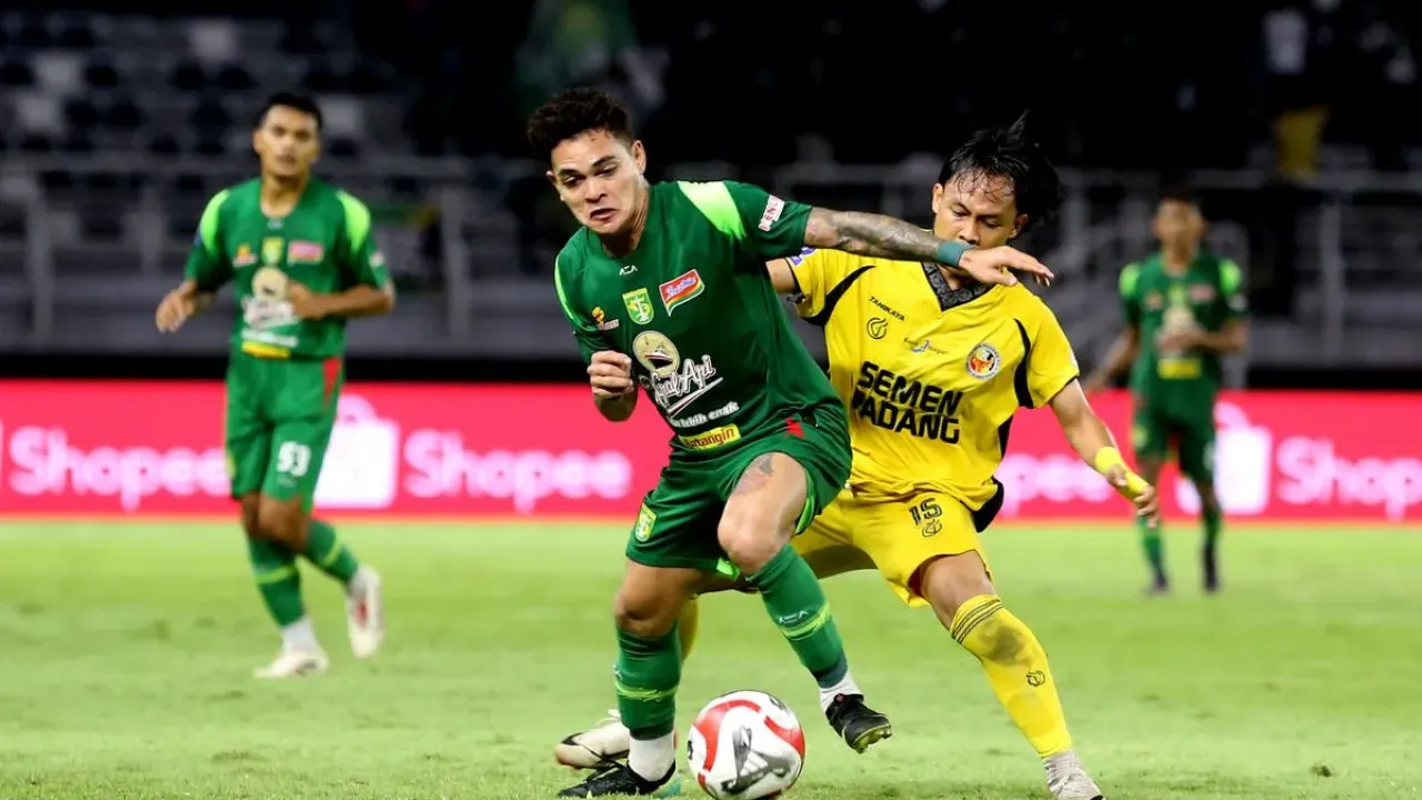 Pemain Persebaya Surabaya Gali Freitas dijaga pemain Semen Padang pada laga pekan ke-6 Super League 2025-2026 yang berakhir dengan skor 1-0 di Stadion Gelora Bung Tomo Surabaya, Jawa Timur, Jumat (19/9/2025) malam.