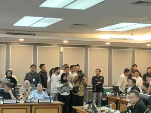 Wakil Ketua DPR RI, Sufmi Dasco Ahmad (kanan) dan Ketua Komisi IV DPR RI, Titiek Seoharto saat menghadiri pertemuan dengan sejumlah perwakilan organisasi petani di Ruang Rapat Komisi XIII, Kompleks Parlemen, Senayan, Jakarta, Rabu (24/9/2025).