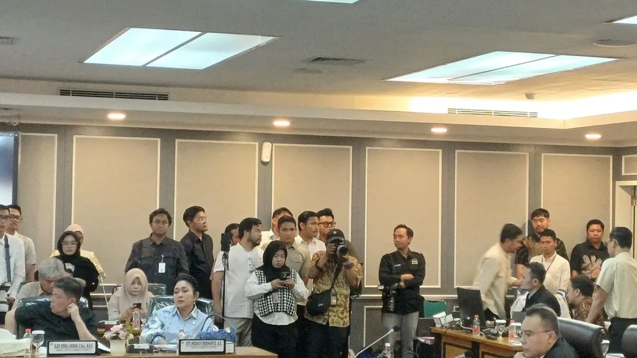 Wakil Ketua DPR RI, Sufmi Dasco Ahmad (kanan) dan Ketua Komisi IV DPR RI, Titiek Seoharto saat menghadiri pertemuan dengan sejumlah perwakilan organisasi petani di Ruang Rapat Komisi XIII, Kompleks Parlemen, Senayan, Jakarta, Rabu (24/9/2025).