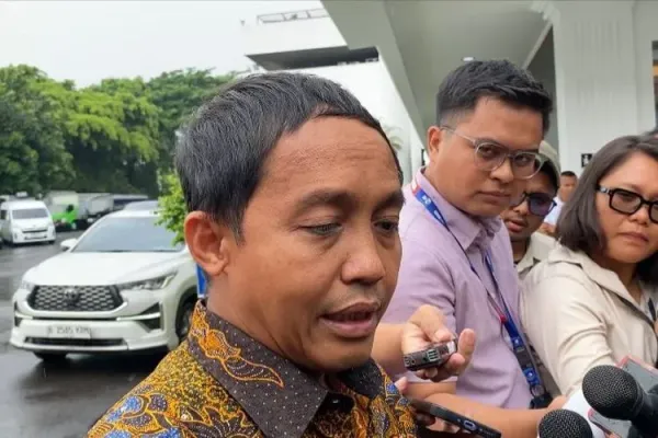 Menteri Kehutanan (Menhut) Raja Juli Antoni meminta maaf kepada Presiden Prabowo Subianto dan masyarakat umum usai beredar luas fotonya bermain domino dengan eks tersangka pembalak liar, Aziz Wellang. Hal ini disampaikannya di Kompleks Istana Kepresidenan, Jakarta Pusat, Selasa (9/9/2025). 