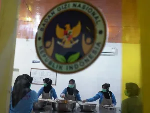 Petugas menyiapkan paket makanan bergizi gratis (MBG) di Satuan Pelayanan Pemenuhan Gizi (SPPG) Mandai 1, Kabupaten Maros, Sulawesi Selatan, Jumat (29/8/2025). SPPG Mandai 1 berhasil meraih predikat Ramah UMKM karena menggunakan 60 persen produk Usaha Mikro, Kecil, dan Menengah (UMKM) sebagai bahan baku dengan tujuan mendorong pertumbuhan ekonomi lokal dan memperkuat rantai pasok pangan lokal. 