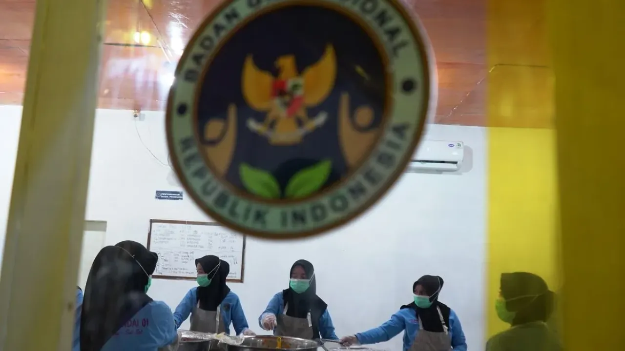 Petugas menyiapkan paket makanan bergizi gratis (MBG) di Satuan Pelayanan Pemenuhan Gizi (SPPG) Mandai 1, Kabupaten Maros, Sulawesi Selatan, Jumat (29/8/2025). SPPG Mandai 1 berhasil meraih predikat Ramah UMKM karena menggunakan 60 persen produk Usaha Mikro, Kecil, dan Menengah (UMKM) sebagai bahan baku dengan tujuan mendorong pertumbuhan ekonomi lokal dan memperkuat rantai pasok pangan lokal. 