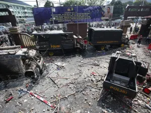 Warga mengamati kendaraan dinas kepolisian yang hangus terbakar di Mapolres Jakarta Timur, Jakarta, Sabtu (30/8/2025). Puluhan mobil dan sejumlah ruangan hangus terbakar akibat aksi unjuk rasa yang berlangsung ricuh. 