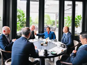 Presiden Republik Indonesia, Prabowo Subianto didampingi anaknya, Didit, saat menerima kunjungan Presiden Federasi Sepak Bola Internasional (FIFA) Gianni Infantino di New York, Amerika Serikat, Rabu (24/9/2025). 