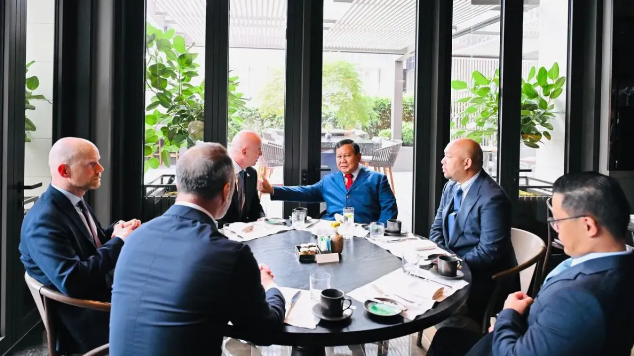 Presiden Republik Indonesia, Prabowo Subianto didampingi anaknya, Didit, saat menerima kunjungan Presiden Federasi Sepak Bola Internasional (FIFA) Gianni Infantino di New York, Amerika Serikat, Rabu (24/9/2025). 