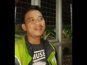 Seorang driver ojek online bernama Chandra Setiawan mendadak viral di media sosial setelah videonya menyanyikan lagu ?Starlight? dari luar area konser band rock asal Inggris, Muse, tersebar luas.