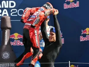 Pebalap Ducati Lenovo Team, Marc Marquez, mengangkat setelan balapnya untuk merayakan kemenangannya di MotoGP San Marino 2025 di Sirkuit Misano, di Misano Adriatico, Italia utara, pada 14 September 2025. (Foto oleh Andreas SOLARO / AFP)