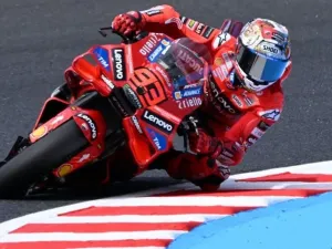 Pebalap Ducati Lenovo Team, Marc Marquez, mengendarai motornya dalam sesi FP1 MotoGP Jepang 2025 di Mobility Resort Motegi di Motegi, prefektur Tochigi pada 26 September 2025. (Foto oleh Toshifumi KITAMURA / AFP)