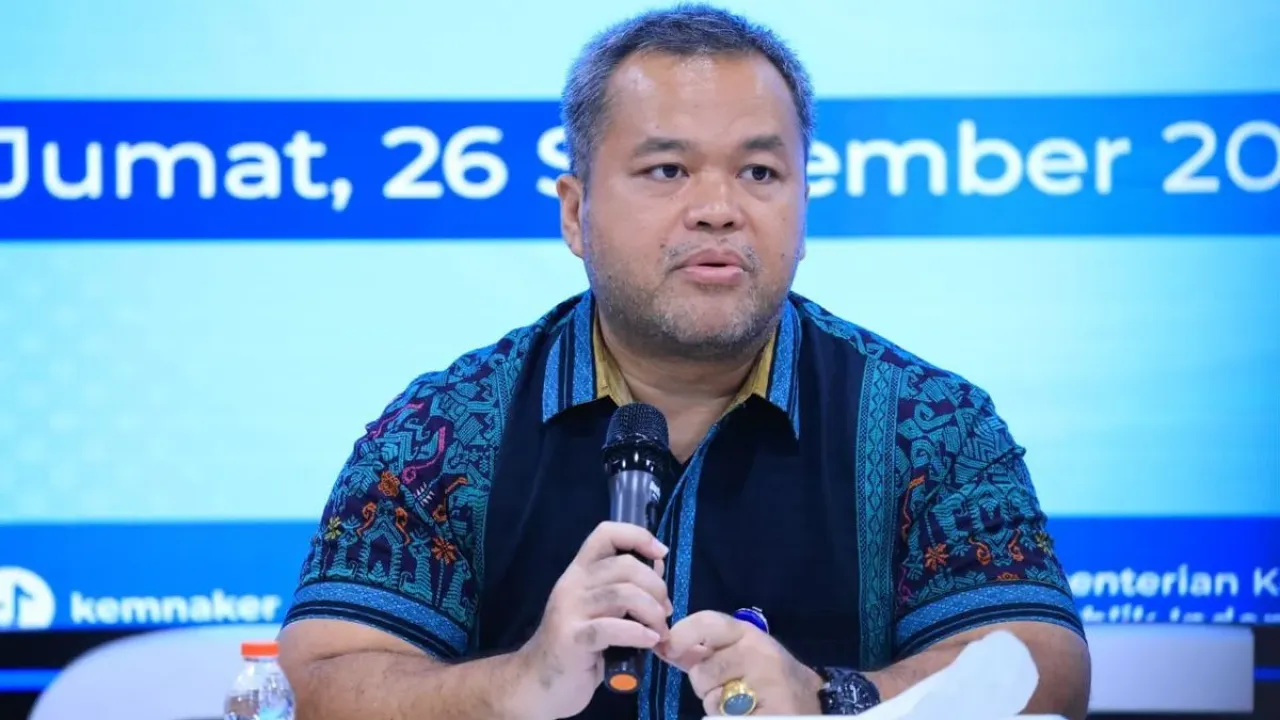 Kepala Biro Humas Kementerian Ketenagakerjaan (Kemenaker) Sunardi Manampiar Sinaga saat memberikan paparan dalam media briefing bertema ?No One Left Behind: Inklusi untuk Semua? di Ruang Karirhub, Pasar Kerja Kemenaker, Jakarta, Jumat (26/09/2025)