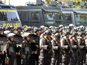 Anggota Polisi mengikuti gelar pasukan pengamanan Pemilihan Umum (Pemilu) 2019 di area Bogor Nirwana Residence, Kota Bogor, Jawa Barat, Rabu (10/4/2019). Sebanyak 4 ribu anggota gabungan TNI dan Polri mengikuti apel gelar pasukan dalam rangka pengamanan pemungutan dan penghitungan suara dalam Pemilihan Legislatif (Pileg) dan Pemilihan Presiden (Pilpres) 2019.