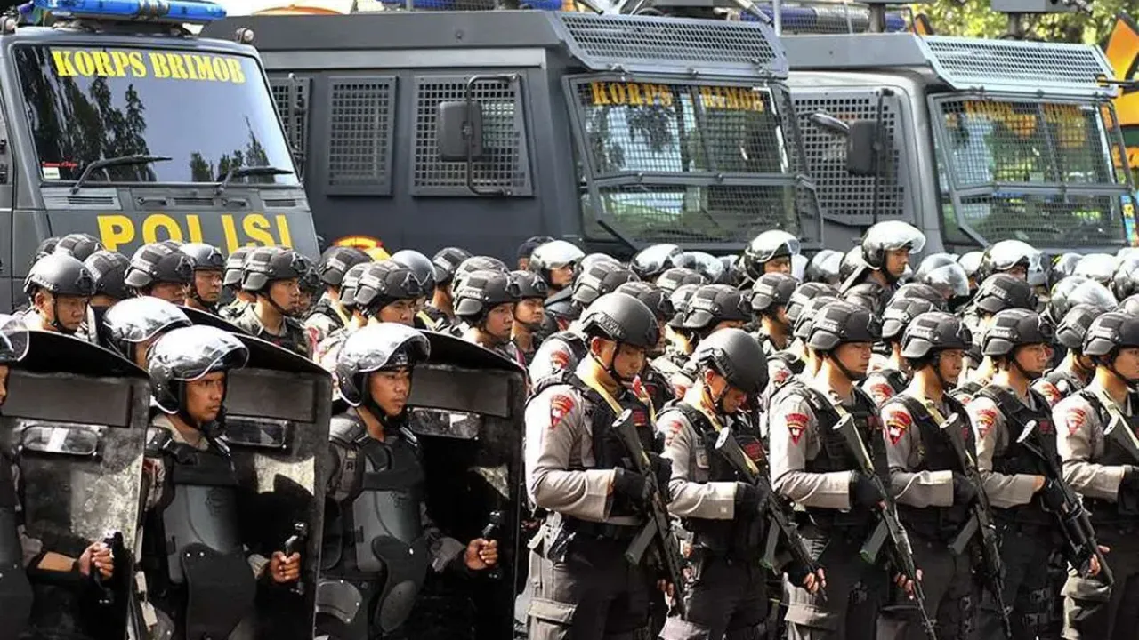 Anggota Polisi mengikuti gelar pasukan pengamanan Pemilihan Umum (Pemilu) 2019 di area Bogor Nirwana Residence, Kota Bogor, Jawa Barat, Rabu (10/4/2019). Sebanyak 4 ribu anggota gabungan TNI dan Polri mengikuti apel gelar pasukan dalam rangka pengamanan pemungutan dan penghitungan suara dalam Pemilihan Legislatif (Pileg) dan Pemilihan Presiden (Pilpres) 2019.