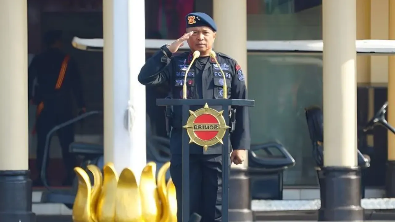 Wakil Komandan Korps Brimob (Wadankorbrimob) Polri Irjen Ramdani Hidayat mengikuti upacara di Lapangan Mako Korbrimob Polri, Kelapa Dua, Cimanggis, Kota Depok.