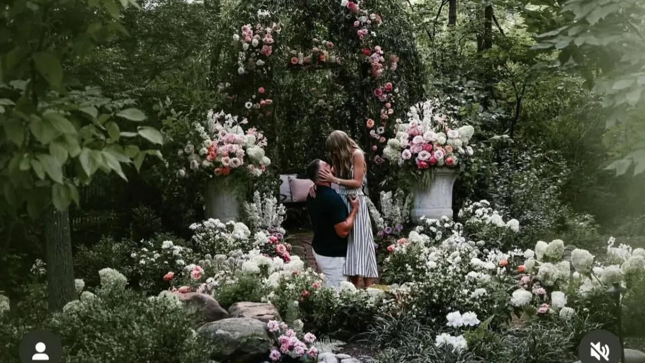Penyanyi Taylor Swift resmi bertunangan dengan sang kekasih, Travis Kelce, pada Selasa (26/8/2025). Dekorasi lamaran Taylor Swift dan Travis Kelce ditaksir mencapai Rp600 juta dengan menggunakan 2.000 bunga.