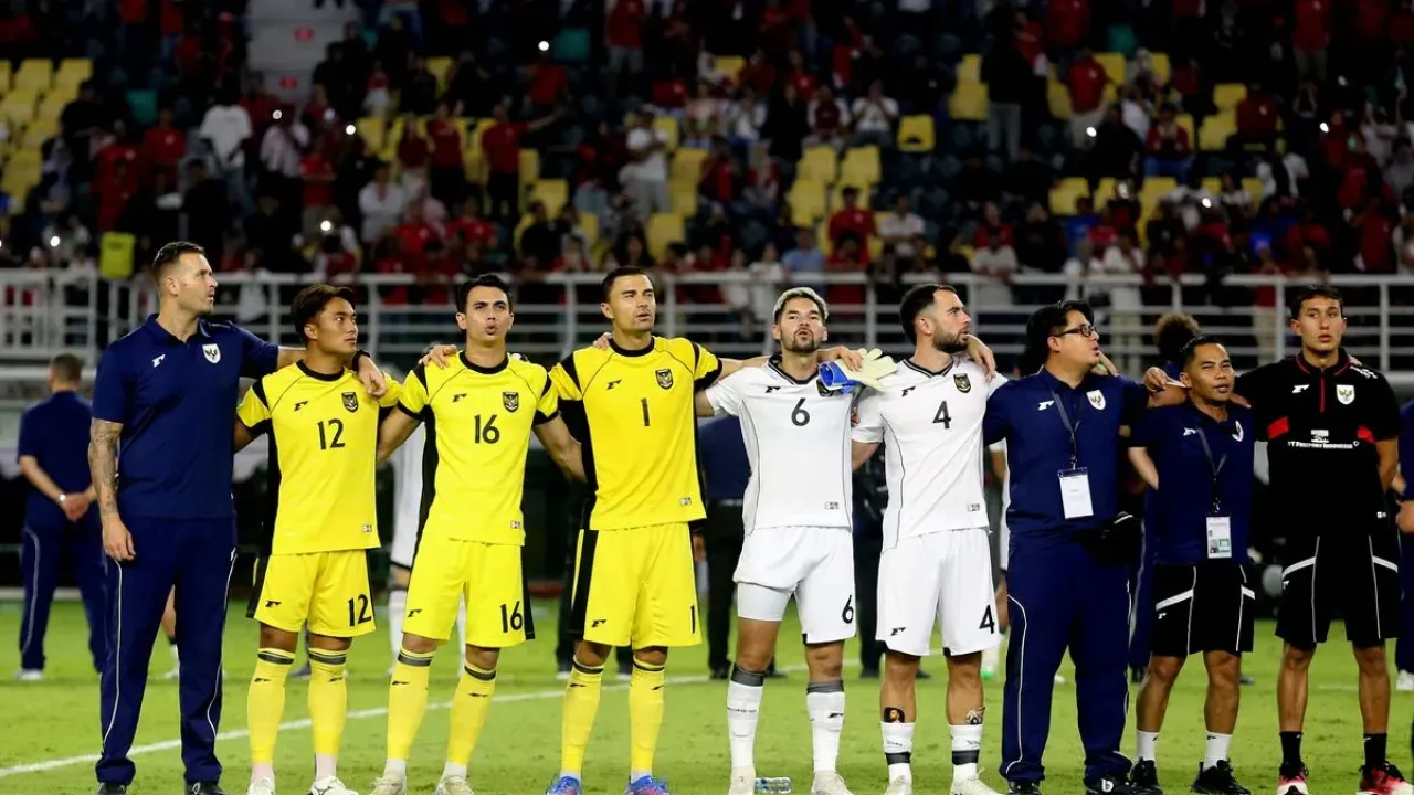 Penjaga gawang timnas Indonesia Ernando Ari Sutaryadi, Nadeo Argawinata dan Emil Audero (kuning) usai laga FIFA Matchday yang berakhir dengan skor 0-0 di Stadion Gelora Bung Tomo Surabaya, Jawa Timur, Senin (8/9/2025) malam.