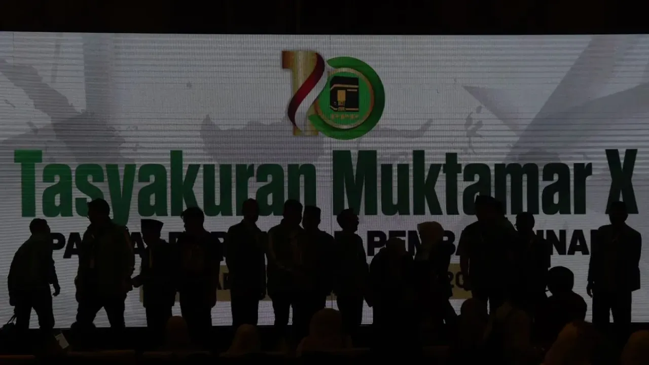 Sejumlah kader menghadiri Tasyakuran Muktamar X PPP versi Ketua Umum PPP terpilih Agus Suparmanto di kawasan Ancol, Jakarta, Minggu (28/9/2025). Partai Persatuan Pembangunan (PPP) mengalami dualisme kepimimpinan setelah pada hari pertama Muktamar X PPP atau Sabtu (27/9/2025) malam awalnya mengumumkan Muhamad Mardiono terpilih secara aklamasi sebagai ketua umum periode 2025-2030 lalu direspon oleh kubu yang berseberangan dengan mengumumkan Agus Suparmanto sebagai ketua umum yang terpilih versi mereka.