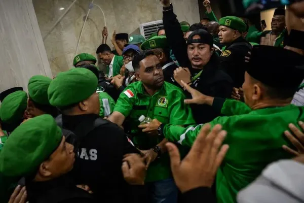 Sejumlah kader Partai Persatuan Pembangunan (PPP) bersitegang saat terjadi kericuhan usai pembukaan Muktamar ke-10 PPP di Jakarta, Sabtu (27/9/2025). Muktamar yang mengambil tema Transformasi PPP untuk Indonesia tersebut diselenggarakan pada 27-29 September 2025 dengan agenda utama pemilihan ketua umum baru periode 2025-2030. 