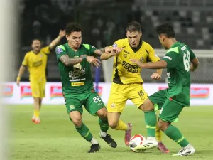 Pedro Matos (Semen Padang) menjaga bola dari rebutan pemain Persebaya di laga pekan ke-6 Super League, Jumat (19/9/2025) di Stadion Gelora Bung Tomo, Surabaya. (KOMPAS.com/Suci Rahayu).