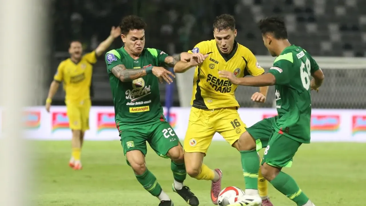Pedro Matos (Semen Padang) menjaga bola dari rebutan pemain Persebaya di laga pekan ke-6 Super League, Jumat (19/9/2025) di Stadion Gelora Bung Tomo, Surabaya. (KOMPAS.com/Suci Rahayu).