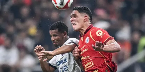 Pesepak bola Persija Jakarta Van Basty Sousa (kanan) berebut bola dengan pesepak bola Persita Tangerang Eber Bessa (kiri) pada pertandingan BRI Super League di Jakarta International Stadium (JIS), Jakarta, Minggu (10/8/2025). Persija Jakarta menang atas Persita Tangerang dengan skor 4-0. ANTARA FOTO/Fauzan/wpa.
