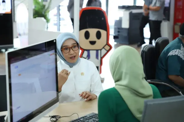 Menteri Pendayagunaan Aparatur Negara dan Reformasi Birokrasi (PANRB) Rini Widyantini meninjau layanan di Mal Pelayanan Publik (MPP) Jakarta, Senin (29/9/2025).