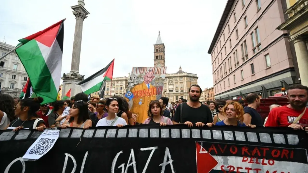 Warga Italia turun ke jalan dalam aksi bertajuk Let's Block Everything atau Mari Blokir Semuanya sebagai bentuk solidaritas dengan warga Palestina di Gaza dan menyerukan penghentian pengiriman senjata ke Israel, di Roma pada Senin (22/9/2025).