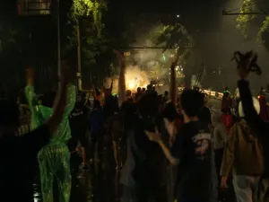 Pengunjuk rasa berkumpul di sekitar Mako Brimob Kwitang, Jakarta, Jumat (29/8/2025). Massa menggeruduk Mako Brimob Kwitang menyusul peristiwa meninggalnya pengemudi ojek online (ojol) karena terlindas kendaraan taktis saat demonstrasi di depan DPR-RI pada Kamis, 28 Agustus.