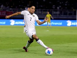 Pemain timnas Indonesia Marselino Ferdinan menggiring bola saat laga FIFA Matchday melawan Lebanon yang berakhir dengan skor 0-0 di Stadion Gelora Bung Tomo Surabaya, Jawa Timur, Senin (8/9/2025) malam.