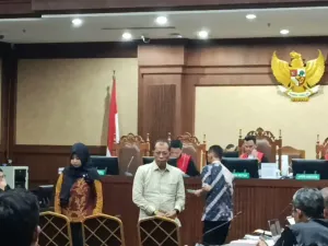 Auditor Ahli Muda BPKP Chusnul Khotimah dan Ahli Hukum Pidana dari UNRI Erdianto saat sidang kasus importasi gula di Pengadilan Tipikor pada Pengadilan Negeri Jakarta Pusat, Jumat (26/9/2025).