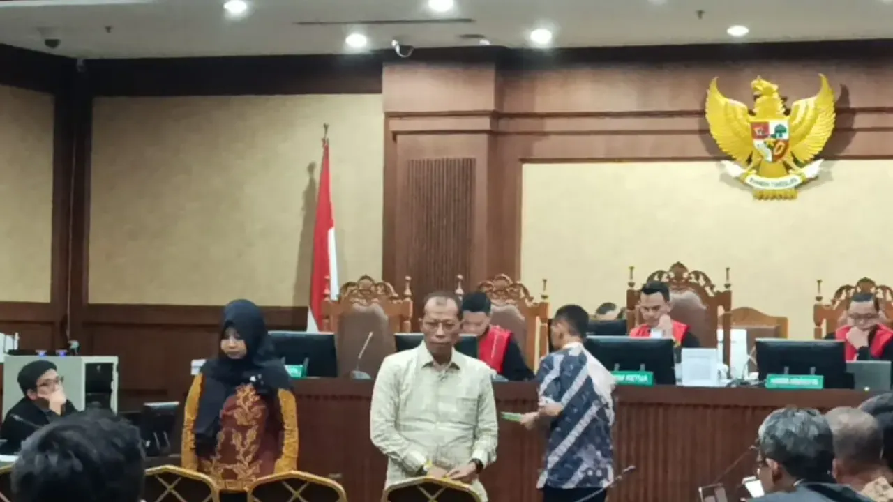 Auditor Ahli Muda BPKP Chusnul Khotimah dan Ahli Hukum Pidana dari UNRI Erdianto saat sidang kasus importasi gula di Pengadilan Tipikor pada Pengadilan Negeri Jakarta Pusat, Jumat (26/9/2025).